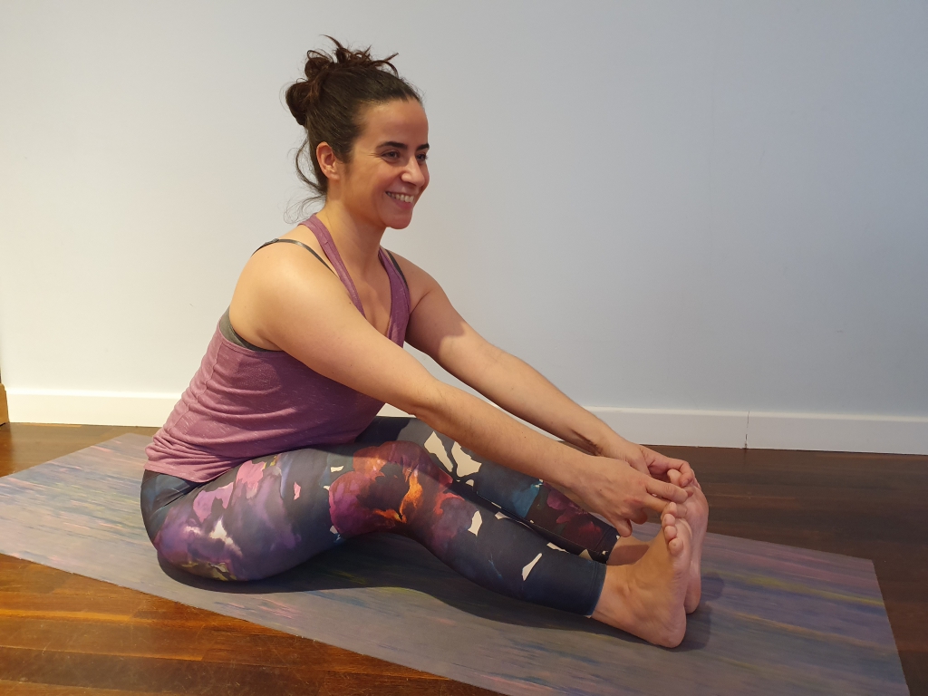Anusheh Petersson in Yoga Position "sitzende Vorbeuge"