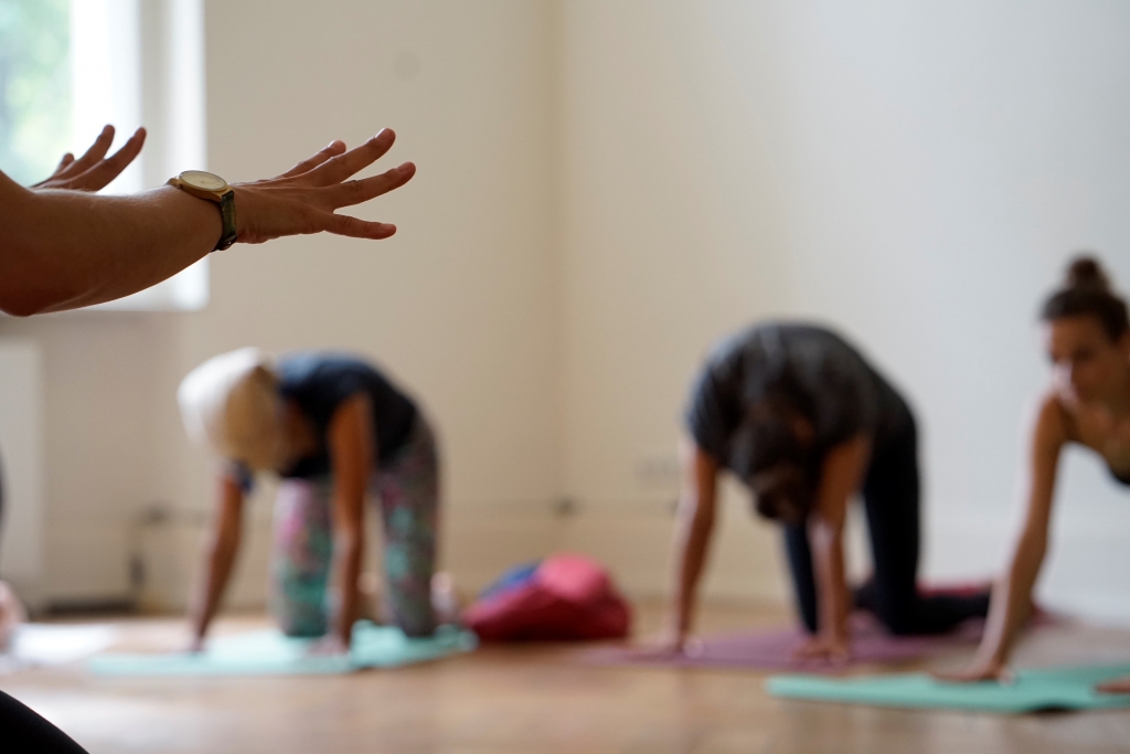 Yogaunterricht in einer Kleingruppe
