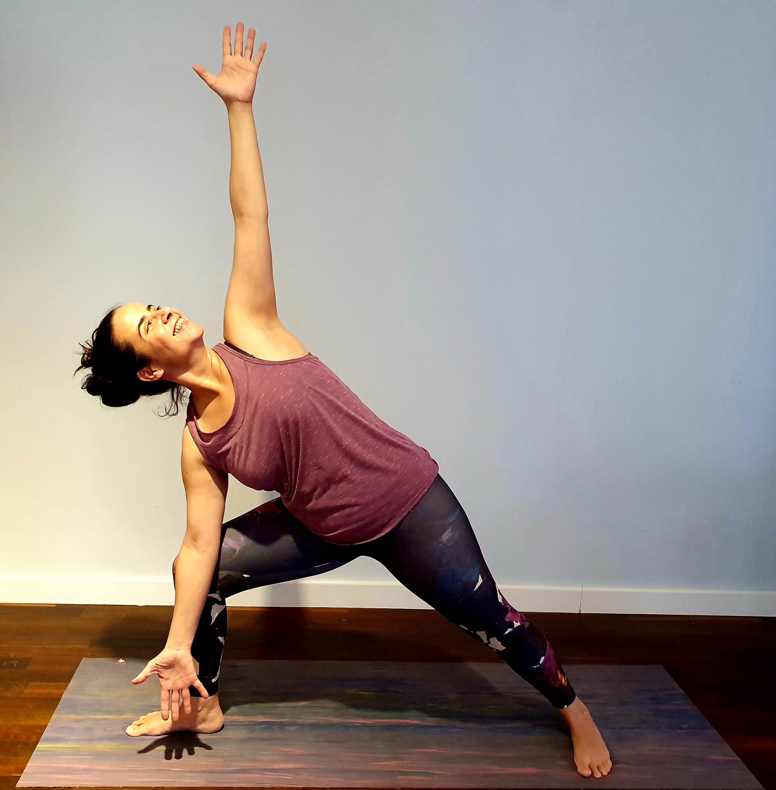 Anusheh Petersson in Yoga Pose "das Dreieck"